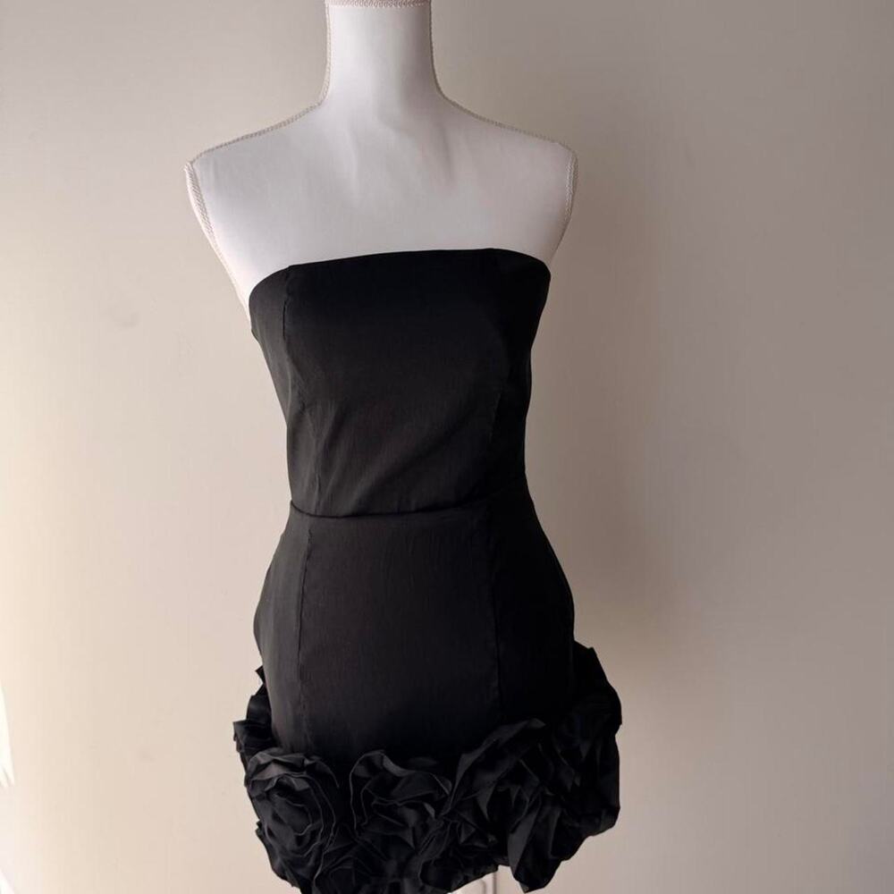 Twentyone black strapless rosette mini